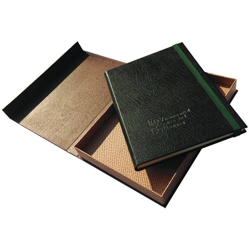 Rokovnik sa tvrdim kožnim povezom u kutiji sa magnetnim zatvaranjem