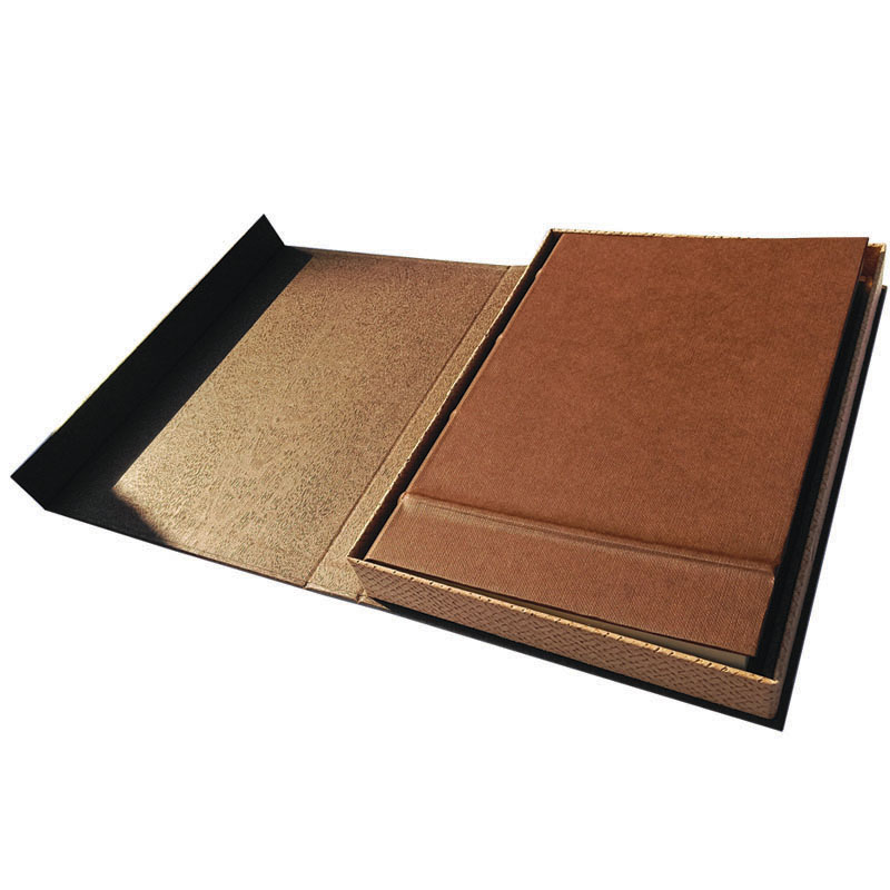 Rokovnik sa tvrdim povezom u kutiji sa magnetnim zatvaranjem